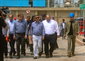 بازدید معاون اجرایی رئیس جمهور از پتروشیمی جم در عسلویه؛ تأکید وی بر تسریع روند بازسازی و بازگشت به تولید